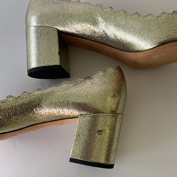 Chloe Gold leather Lauren scallop trim leather pump. Block heel. Slip on shoe. - Picture 7 of 9